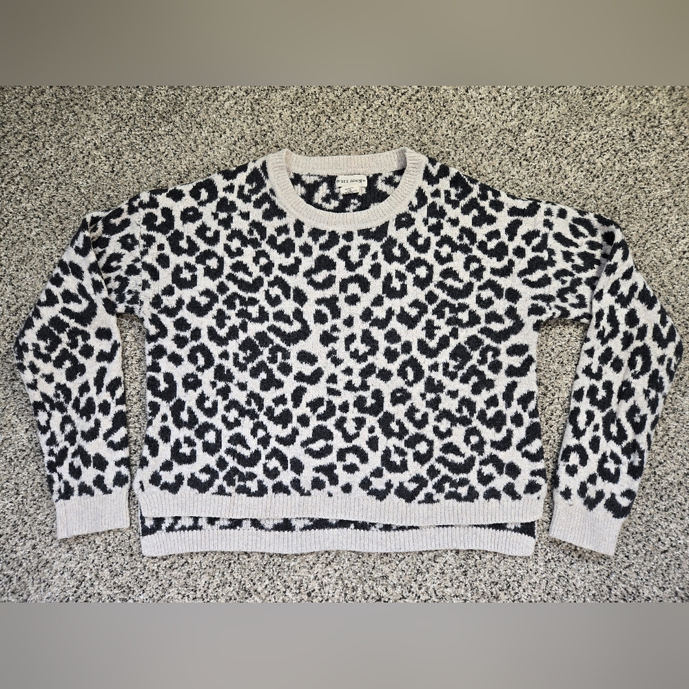 Yet Again Black & Greige Leopard Sweater Size Medium Womens GUC